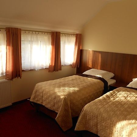 Pokoje Goscinne Viktorjan Raszowa Buitenkant foto