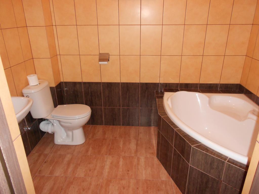Pokoje Goscinne Viktorjan Raszowa Kamer foto